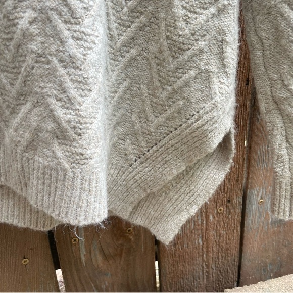 PINK LILY Women’s Tan Chevron Knit Oversized Sweater Size XS - Picture 10 of 11